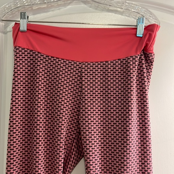 Amazon essential extra-large booty Poppin gray and pink workout leggings - Picture 2 of 5